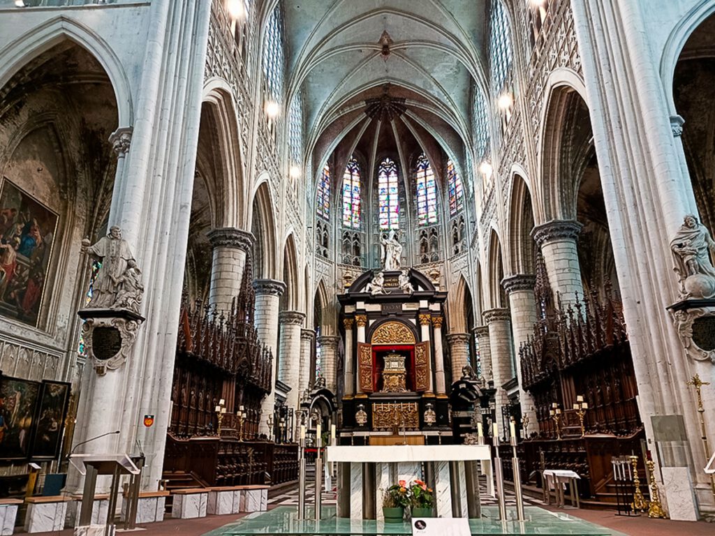 La catedral de Malinas en un carrete de 24 fotografías