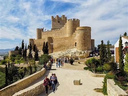 Castillo de Villena un lugar cargado de historia y belleza arquitectónica.