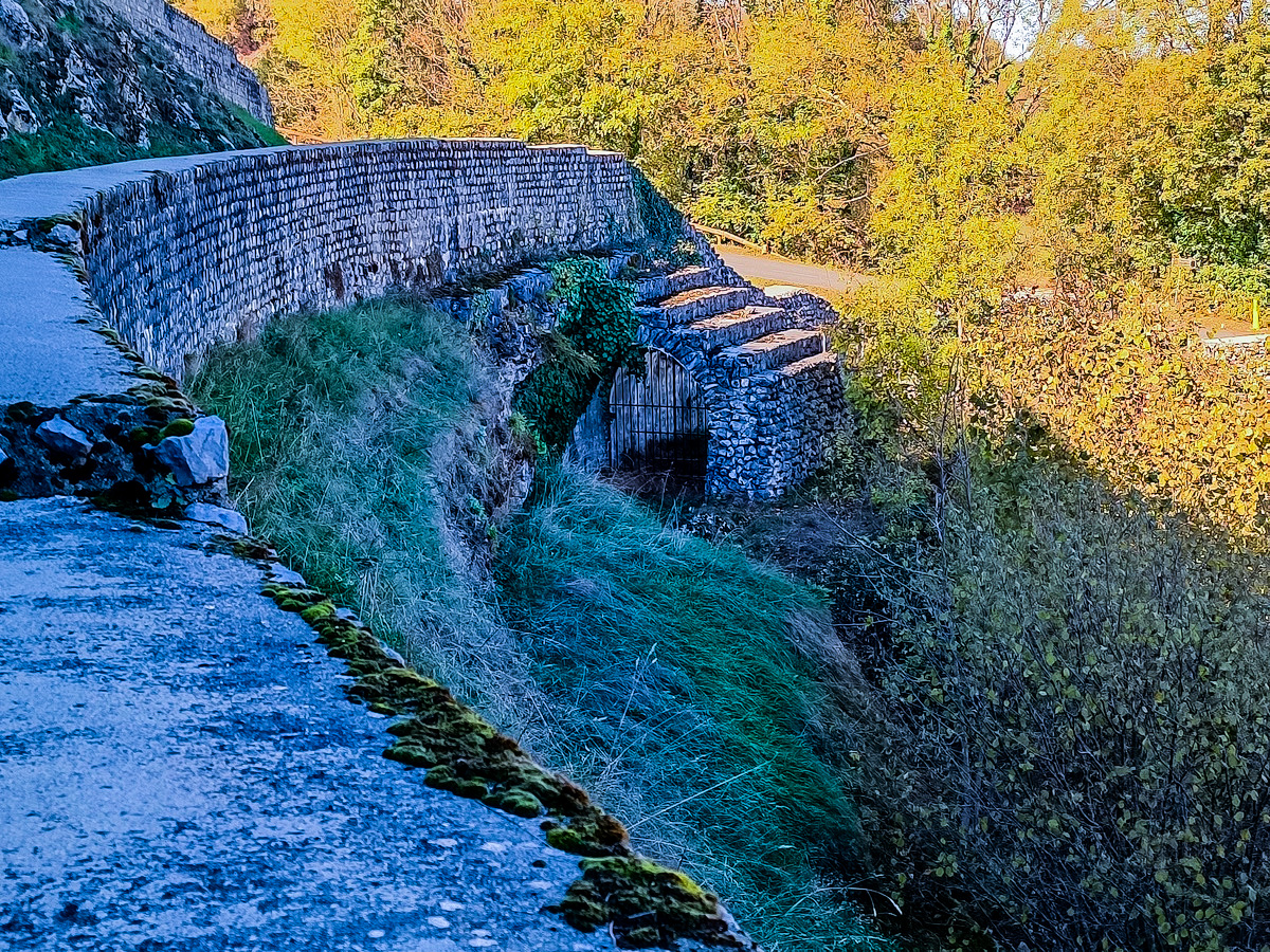 Restos del anfiteatro de Lugdunum Convenarum