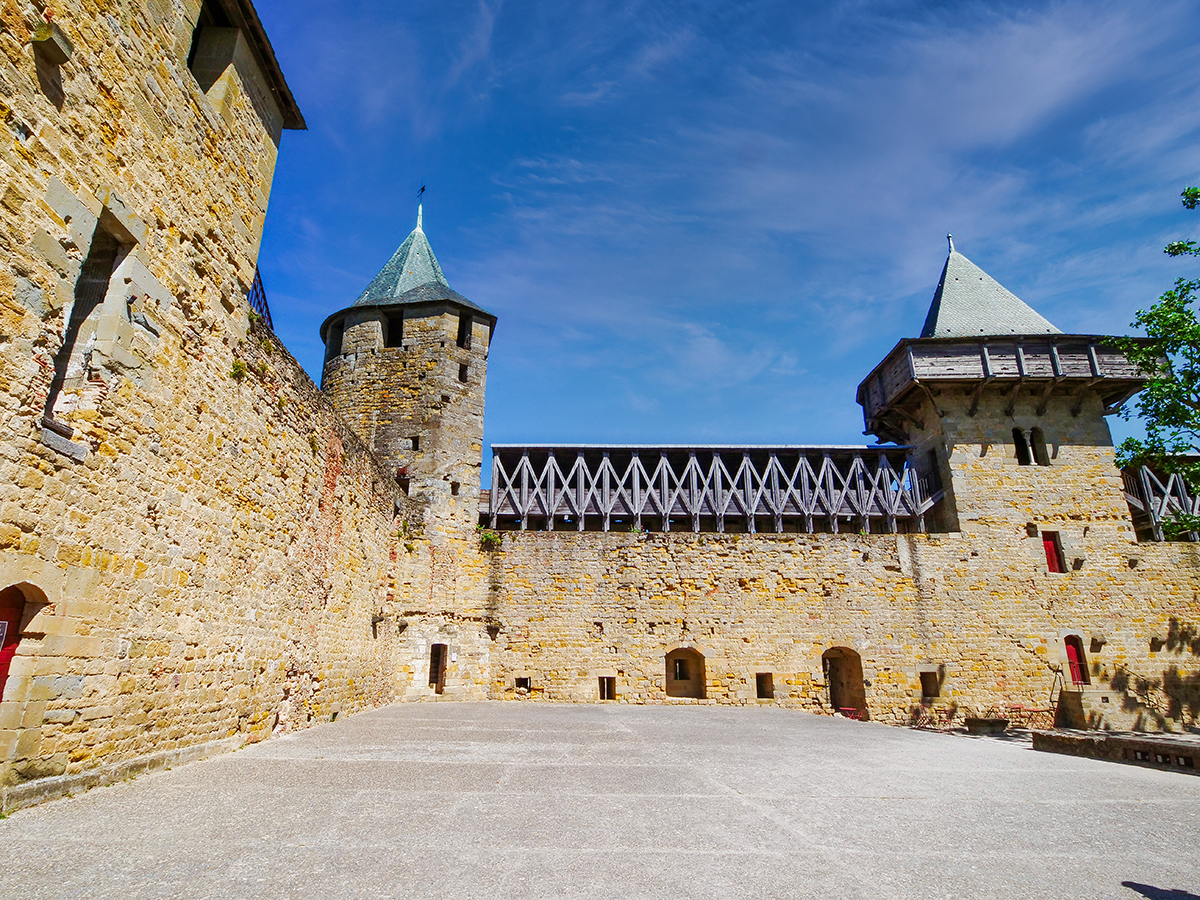 PATIO DE ARMAS FORTALEZA INTERIOR CARCASSONE